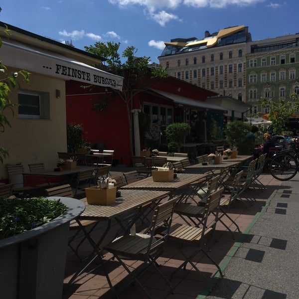 Schöner Stadtteilmarkt mit festen und freien Ständen und saisonalen Produkten. Schöne Cafés und kleine Restaurants, Imbisse.