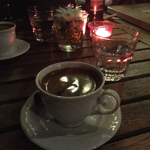 Foto diambil di Cafe Lins oleh Burçin T. pada 10/3/2016