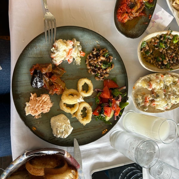 Foto diambil di Gemi Restaurant oleh Özlem Y. pada 3/24/2024