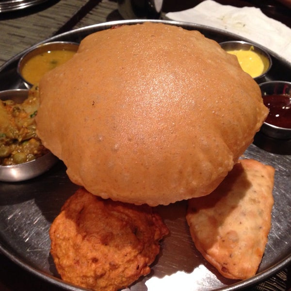 Das Foto wurde bei Pongal Kosher South Indian Vegetarian Restaurant von Rhea D. am 12/22/2013 aufgenommen