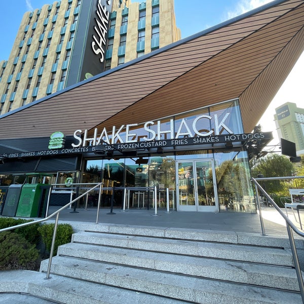 Photo taken at Shake Shack by Shamllany on 7/17/2023