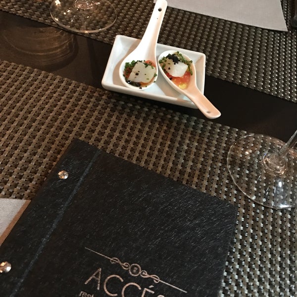 Foto diambil di Accés Restaurant Lounge oleh Eigil M. pada 11/12/2016