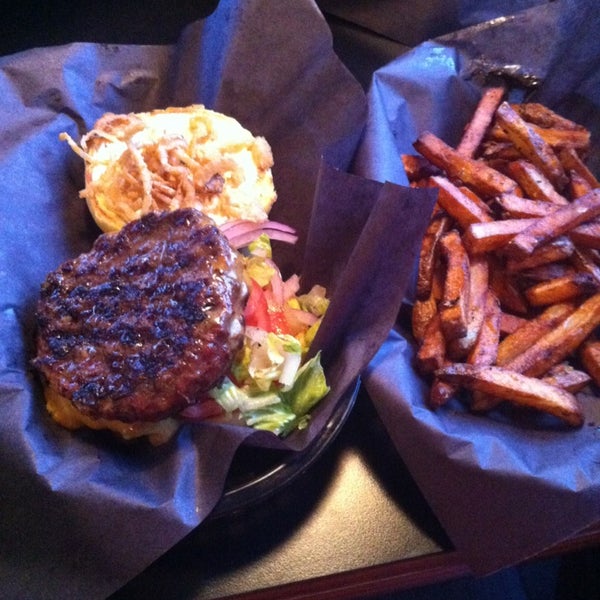 Foto tomada en Woody&#39;s Burgers bar and grill  por Mark M. el 4/6/2013
