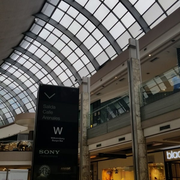 Foto diambil di Alto Palermo Shopping oleh Jesus D. pada 3/16/2019