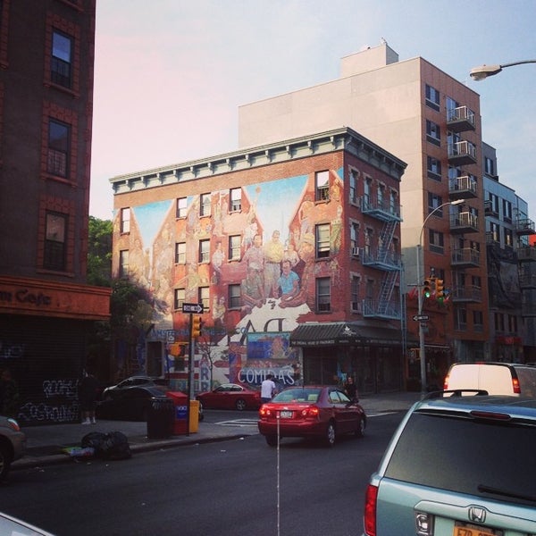 Das Foto wurde bei East Harlem Cafe von Ilya F. am 6/18/2014 aufgenommen