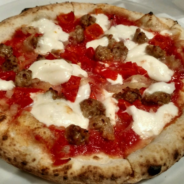 Foto tirada no(a) Amalfi Pizza por JR T. em 9/2/2016