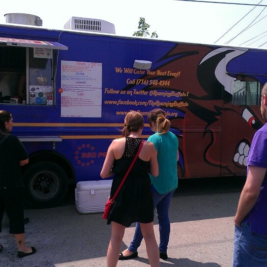 Foto scattata a The Roaming Buffalo Food Truck da Audra Z. il 8/4/2014