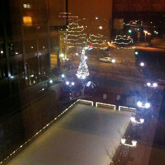 Foto tirada no(a) Courtyard by Marriott Greenville Downtown por Catherine L. em 12/19/2012