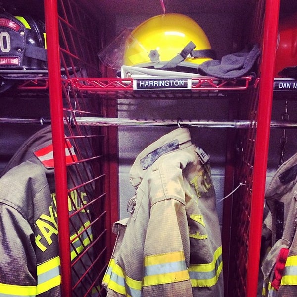 Foto diambil di Fayetteville Fire Department oleh Christopher H. pada 1/12/2014