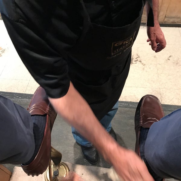 5/11/2017에 Anuj M.님이 Jim&#39;s Shoe Repair에서 찍은 사진