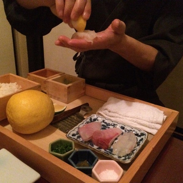 Foto tirada no(a) Sushi Oyama por Ciel C. em 11/20/2014