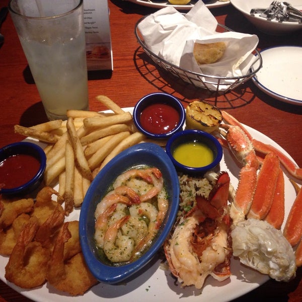 Photo taken at Red Lobster by Cristian G. on 9/8/2014