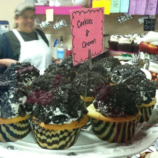 Photo taken at Let Them Eat Cupcakes by Oh Sherry on 9/20/2012