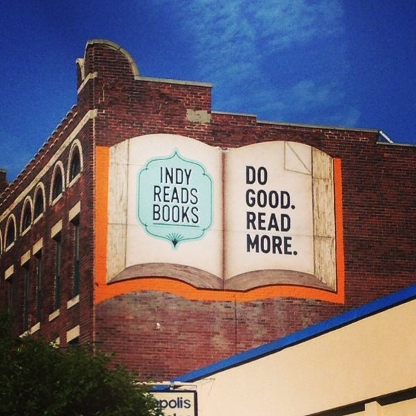 Foto scattata a Indy Reads Books da Molly W. il 6/14/2014