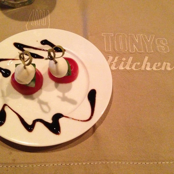 Das Foto wurde bei Tony’s Kitchen von Anna Novozhilova am 5/13/2013 aufgenommen