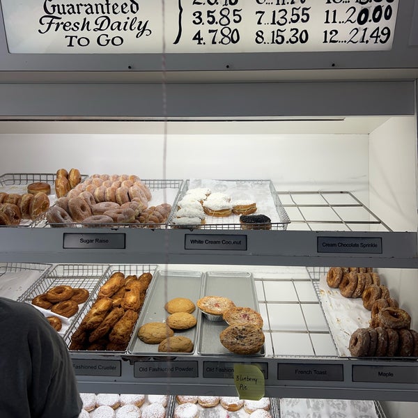 Foto diambil di Peter Pan Donut &amp; Pastry Shop oleh Gina pada 1/28/2024