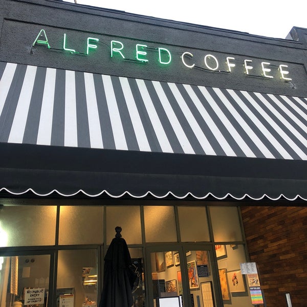 Foto diambil di Alfred Coffee oleh Gina pada 1/12/2021