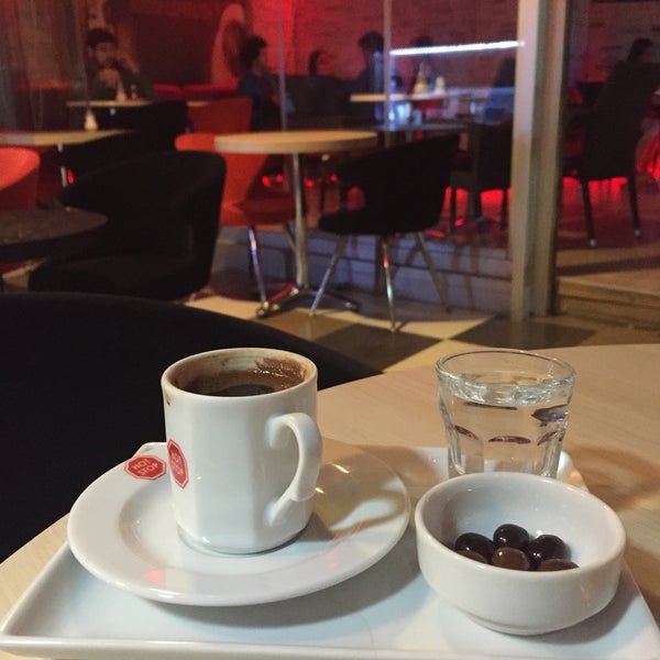Foto diambil di Hot Stop Lounge Coffee &amp; Tea oleh 🏆ferden🏆 pada 5/6/2015