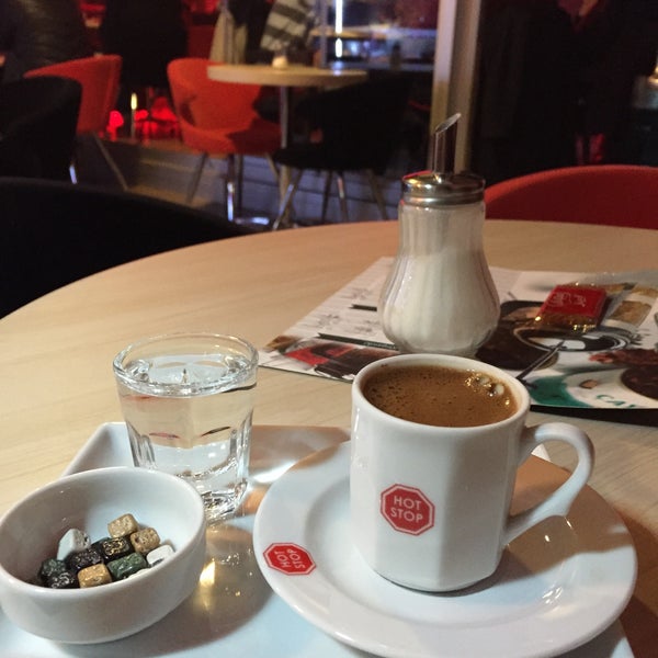 Foto diambil di Hot Stop Lounge Coffee &amp; Tea oleh 🏆ferden🏆 pada 3/19/2015
