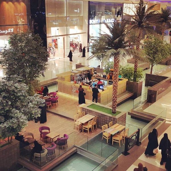 Foto tirada no(a) Al Nakheel Mall por AbdulAziz A. em 1/30/2016