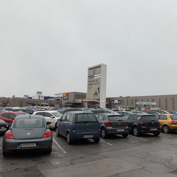 รูปภาพถ่ายที่ Westfield Shopping City Süd โดย Ondra U. เมื่อ 12/11/2018