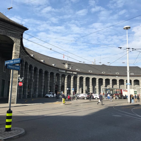 Foto diambil di Bahnhof Zürich Enge oleh Ondra U. pada 10/19/2017