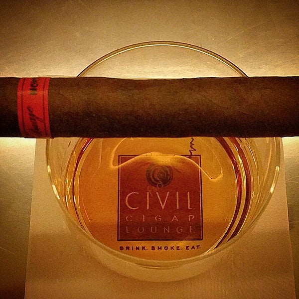 Foto tirada no(a) Civil Cigar Lounge por Justin R. em 4/23/2015