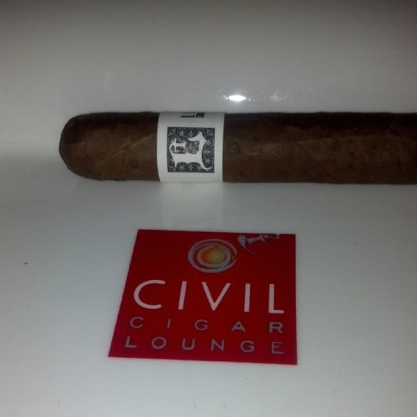 Foto tomada en Civil Cigar Lounge  por Justin R. el 8/23/2013