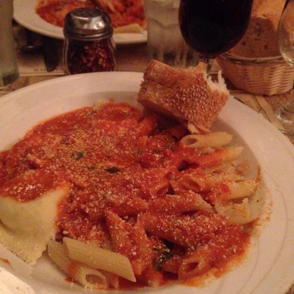 Снимок сделан в Ralph&#39;s Italian Restaurant пользователем Gaga 2/10/2016