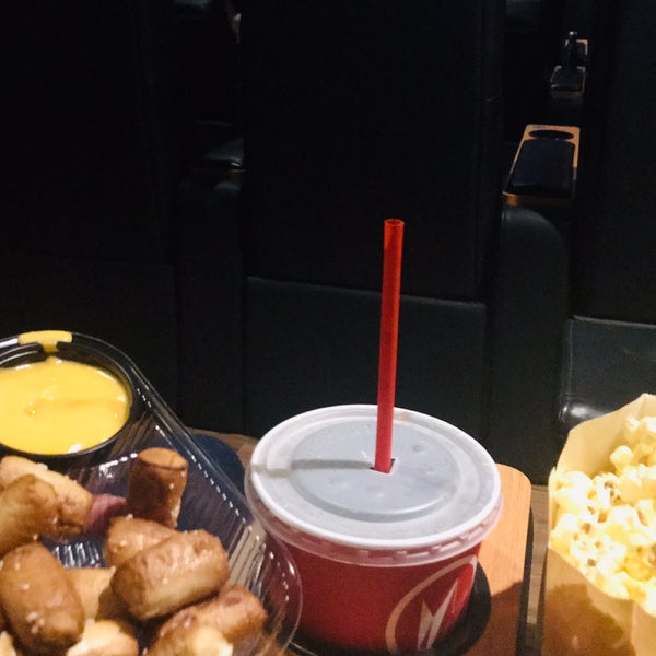 次での写真：Regal Plymouth Meeting 1011 W. Ridge Pike