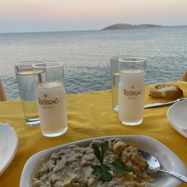 Das Foto wurde bei Sarıhoş Restaurant von HH . am 8/13/2022 aufgenommen
