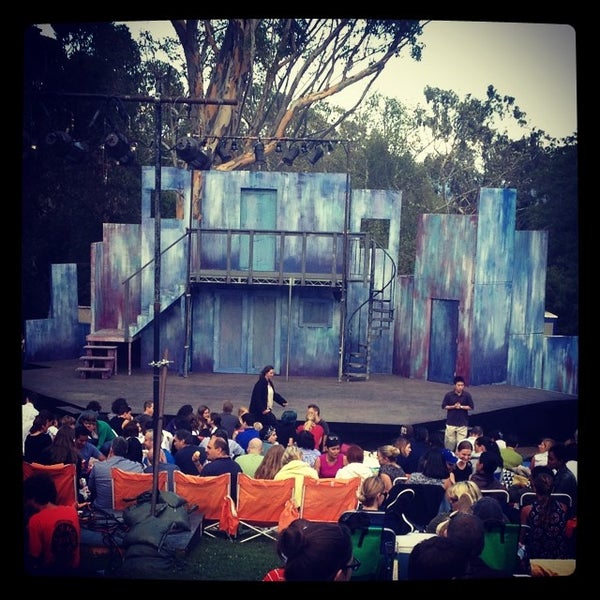 รูปภาพถ่ายที่ Griffith Park Free Shakespeare Festival โดย Douglas W. เมื่อ 7/20/2014