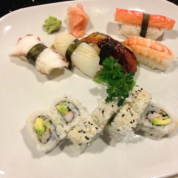 Foto scattata a Tokyo Steakhouse And Sushi Bar da J.Rene il 10/21/2013