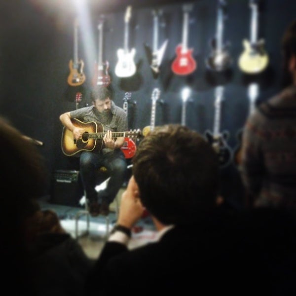 Photo taken at Headbanger rare guitars by Andrés C. on 2/21/2014