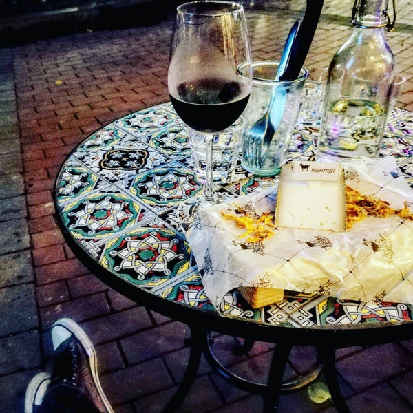 8/17/2018 tarihinde Annaziyaretçi tarafından L&#39;affinage Cheese&amp;wine'de çekilen fotoğraf