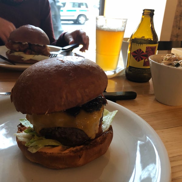 Das Foto wurde bei Boom! Burgers von Gabriele B. am 11/2/2018 aufgenommen