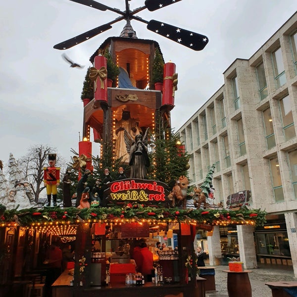 รูปภาพถ่ายที่ Stuttgarter Weihnachtsmarkt โดย Mihályi B. เมื่อ 12/18/2019