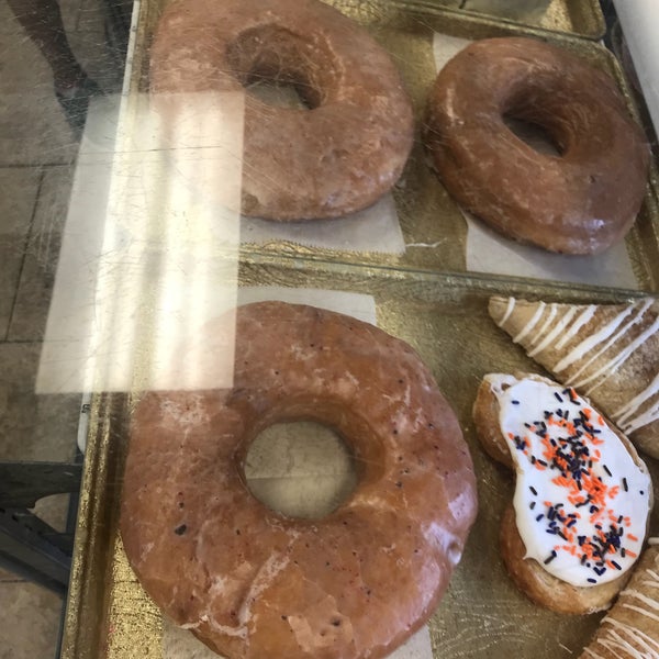 10/6/2017에 Erik W.님이 Paula&#39;s Donuts에서 찍은 사진
