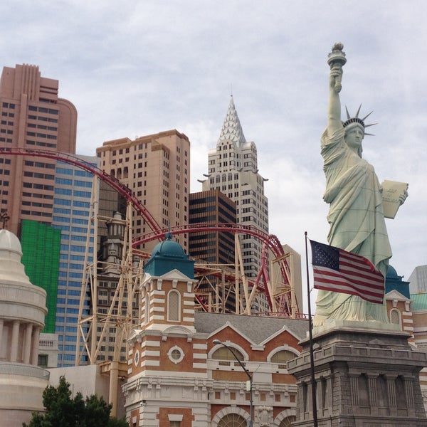 Foto diambil di New York-New York Hotel &amp; Casino oleh Lucija R. pada 5/5/2013