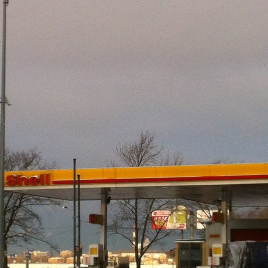 รูปภาพถ่ายที่ Shell โดย Валерий เมื่อ 12/2/2012