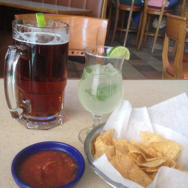 Foto diambil di La Parrilla Mexican Restaurant oleh Sandra E. pada 4/17/2013