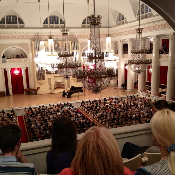 Foto tirada no(a) Grand Hall of St Petersburg Philharmonia por Ksenia P. em 5/18/2013