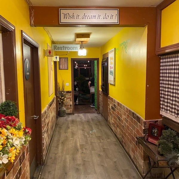 9/2/2020 tarihinde Chris L.ziyaretçi tarafından Yellow House Cafe'de çekilen fotoğraf
