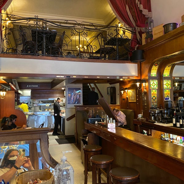 Foto diambil di Dobson&#39;s Bar &amp; Restaurant oleh Chris L. pada 9/28/2021