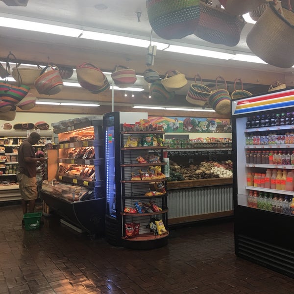 Снимок сделан в Ward&#39;s Supermarket пользователем Suzanne W. 6/10/2019