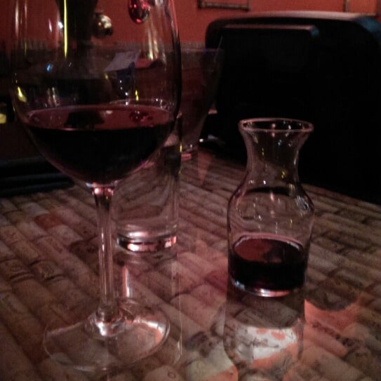 12/30/2013にDiana N.がIl Vino Wine Barで撮った写真