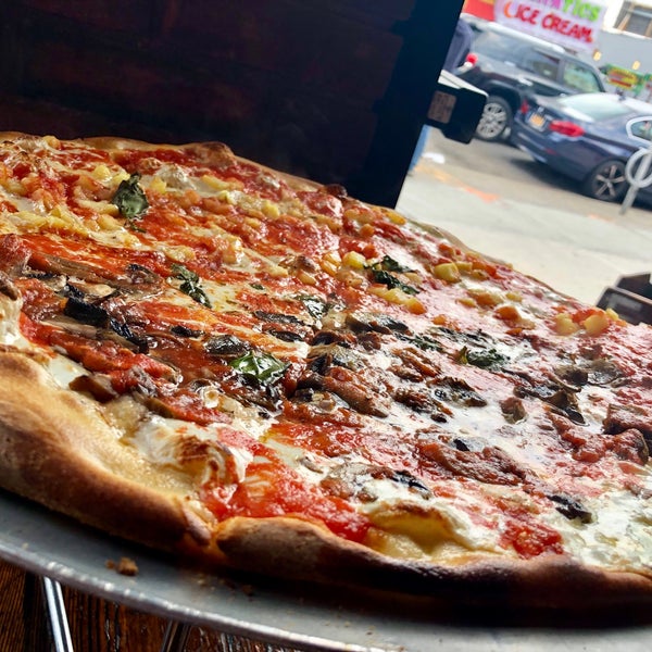 6/8/2018에 m-punss eat-ss님이 Grimaldi&#39;s Coal Brick-Oven Pizza에서 찍은 사진