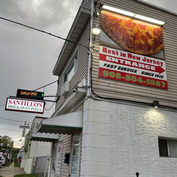 Photo taken at Santillo&#39;s Brick Oven Pizza by m-punss eat-ss on 4/30/2021
