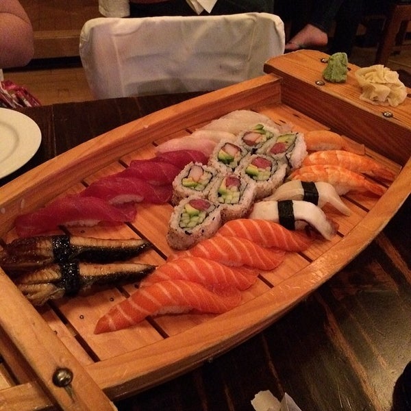 รูปภาพถ่ายที่ Toni&#39;s Sushi Bar โดย Pedro G. เมื่อ 3/1/2014