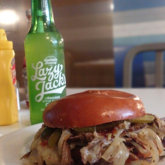 3/28/2015에 Mario S.님이 Burger &amp; Shake에서 찍은 사진